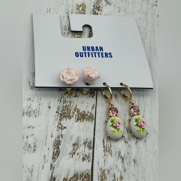 UO Rose Post & Hoop Earring Set, Blush, NWT - Picture 4 of 7